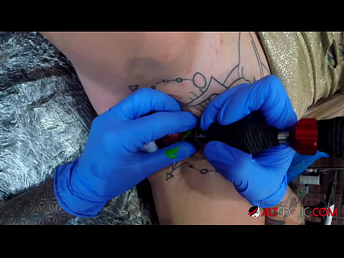 ❤️ Sully Savage-k izugarri tatuatu zuen klitorian tatuaje bat egin zuen ️❌ Izorratu bideoa gurean eu.sexafinkarasskaz.ru ❌❤